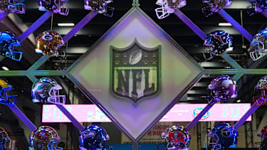 Das NFL Logo in einem Konstrukt umrandet von den unterschiedlichen Helmen der Franchises in der Super Bowl 60 Experience in Kalifornien.