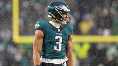 Edge Rusher Nolan Smith Jr. von den Philadelphia Eagles wartet während des NFC-Divisional-Playoffspiels gegen die Los Angeles Rams auf den nächsten Spielzug im Lincoln Financial Field in Philadelphia (NFL Playoffs, USA)