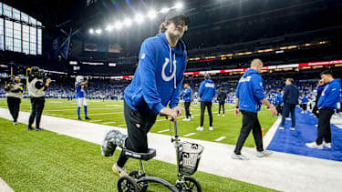 Indianapolis Colts Quarterback Daniel Jones (#17) fährt vor dem NFL-Spiel gegen die Jacksonville Jaguars mit einem Scooter entlang der Seitenlinie im Lucas Oil Stadium in Indianapolis, Indiana
