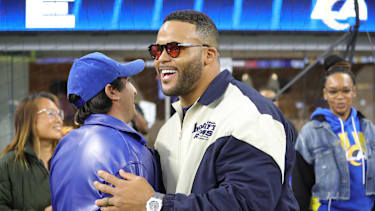 Aaron Donald sorgt nach seiner Instagram-Reaktion auf einen Beitrag über Myles Garrett für neue Spekulationen über ein mögliches Comeback bei den Los Angeles Rams.