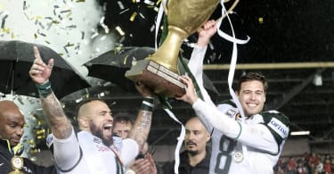 07.10.2017 xkhx Berlin, Friedrich-Ludwig-Jahn-Sportpark Die German Football League GFL German Bowl XXXIX - New Yorker Lions vs Schwäbisch Hall Unicorns Sieger Schwäbisch Hall Unicorns gewinnt den German Bowl - hier Quarterback Marco Ehrenfried (Unicorns) mit dem Pokal