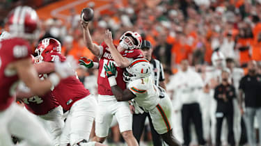 Indiana Hoosiers Quarterback Fernando Mendoza (#15) wird beim Wurf von Miami Hurricanes Linebacker Mohamed Toure (#1) im ersten Viertel unter Druck gesetzt im College Football Playoff National Championship Game im Hard Rock Stadium in Miami Gardens, Florida