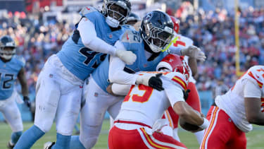 Tennessee Titans linebacker James Williams Sr. und Tennessee Titans linebacker Arden Key sacken Kansas City Chiefs quarterback Chris Oladokun