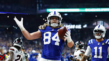 Tyler Warren von den Indianapolis Colts jubelt nach seinem Touchdown im NFL-Duell gegen die Houston Texans im Lucas Oil Stadium.