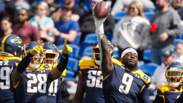 Syndication: The Commercial Appeal Showboat™s Maximillian Roberts (9) holds up the ball in celebration after making a stop during the UFL game between the San Antonio Brahmas and Memphis Showboats in Simmons Bank Liberty Stadium in Memphis, Tenn., on Saturday, April 6, 2024. Memphis , EDITORIAL USE ONLY PUBLICATIONxINxGERxSUIxAUTxONLY Copyright: xChrisxDay ThexCommercialxAppealx USATSI_22955747