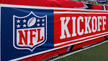Ein Blick auf das NFL Kickoff Logo vor dem Spiel der Washington Commanders gegen die Tampa Bay Buccaneers im Raymond James Stadium.