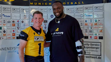 German Football League (GFL), Munich Cowboys vs. ifm Ravensburg Razorbacks, Ravensburg Razorbacks, Munich Cowboys, 2023-09-09 in München (Städtisches Stadion an der Dantestraße (Dantestation)) LISTON Timothy (Generalkonsul USA München), BADA David (Washington Commanders) sportworld München Städtisches Stadion an der Dantestraße (Dantestation) Bayern Deutschland *** German Football League GFL , Munich Cowboys vs ifm Ravensburg Razorbacks, Ravensburg Razorbacks, Munich Cowboys, 2023 09 09 in Munich Municipal Stadium on Dantestraße Dantestation LISTON Timothy Consul General USA Munich , BADA David Washington Commanders sportworld Munich Municipal Stadium on Dantestraße Dantestation Bavaria Germany
