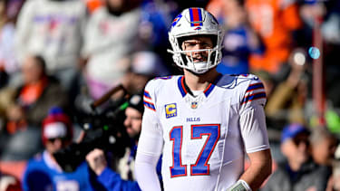 Buffalo Bills Quarterback Josh Allen (17) beim Aufwärmen vor der AFC Divisional Round gegen die Denver Broncos.