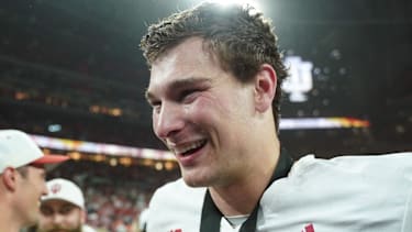Indiana Hoosiers Quarterback Fernando Mendoza (#15) feiert den Sieg gegen die Ohio State Buckeyes im Big Ten Championship Game im Lucas Oil Stadium in Indianapolis, Indiana