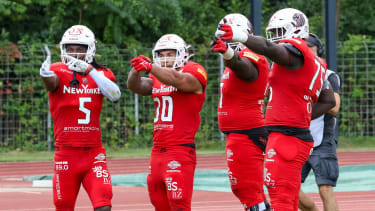 Lamar Jordan (New Yorker Lions, 05), Tyrrell Bovelle (New Yorker Lions, 30), ganz rechts Samuel Owusu (New Yorker Lions, 75) mit der Olympia-Siegespose