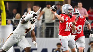 Miami Hurricanes Defensive Lineman Rueben Bain Jr. (#4) setzt Ohio State Quarterback Julian Sayin (#10) in der zweiten Halbzeit unter Druck im AT&amp;T Stadium in Arlington, Texas