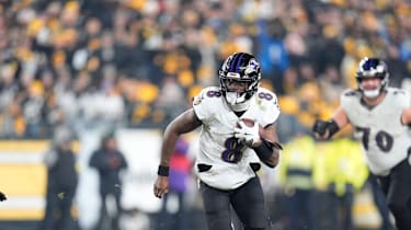 Quarterback Lamar Jackson von den Baltimore Ravens während des NFL-Spiels gegen die Pittsburgh Steelers im Acrisure Stadium in Pittsburgh (American Football, USA)