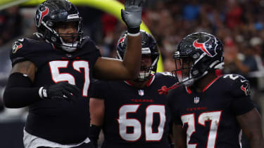 Houston Texans running back Woody Marks (27), offensive tackle Blake Fisher (57) and center Jake Andrews (60) feiern