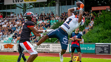 Wide Receiver Anthony Harris Jr. fängt einen Touchdown-Pass fpr die ifm Ravensburg Razorbacks gegen die Saarland Hurricanes.