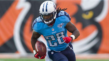 Running Back Chris Johnson von den Tennessee Titans trägt den Ball während eines NFL-Preseason-Spiels im Jahr 2013 gegen die Cincinnati Bengals im Paul Brown Stadium in Cincinnati, Ohio.