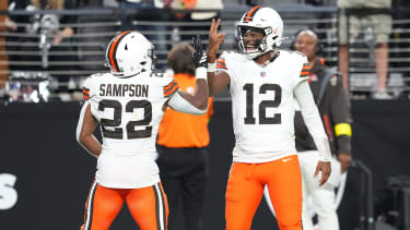 Cleveland Browns quarterback Shedeur Sanders (rechts) feiert mit running back Dylan Sampson (links)