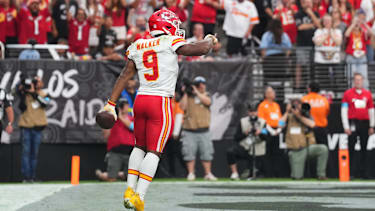 Kenneth Walker feiert einen Touchdown