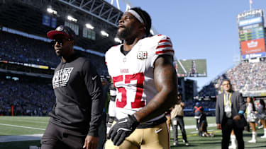 San Francisco 49ers Linebacker Dre Greenlaw (57) verlässt das Spielfeld der Seattle Seahawks.