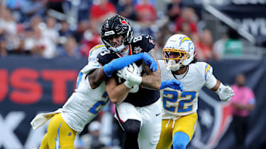Tight End Marlin Klein von den Houston Texans wird nach einem gefangenen Pass im ersten Viertel des NFL-Spiels gegen die Los Angeles Chargers im Reliant Stadium in Houston von hinten getackelt (American Football, USA)