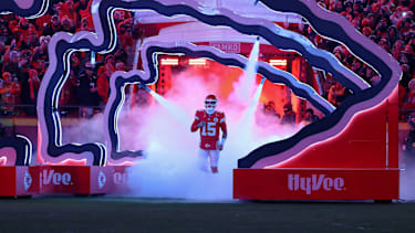 Quarterback Patrick Mahomes von den Kansas City Chiefs läuft beim Einlauf ins Stadion vor dem NFL-Spiel gegen die Houston Texans im Arrowhead Stadium in Kansas City