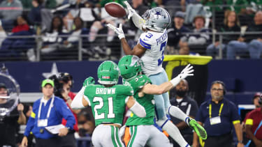Dallas Cowboys wide receiver George Pickens fäng den Ball gegen zwei Gegenspieler.