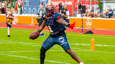 Anthony Harris Jr. von den ifm Rvensburg Razorbacks feiert einen Touchdown in der erima GFL.