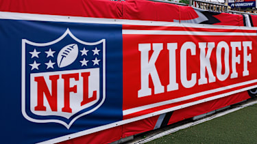 Ein Blick auf das NFL Kickoff Logo vor dem Spiel der Washington Commanders gegen die Tampa Bay Buccaneers im Raymond James Stadium.