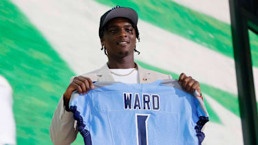 Quarterback Cam Ward hält sein Trikot nach seiner Auswahl in der ersten Runde des NFL Draft 2025 durch die Tennessee Titans im Lambeau Field in Green Bay (American Football, USA)