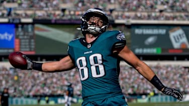 October 5, 2025, Philadelphia, Pa, USA: Philadelphia Eagles tight end Dallas Goedert (88) spikes the ball after a touchdown catch during the NFL, American Football Herren, USA football matchup between the Denver Broncos and the Philadelphia Eagles at Lincoln Financial Field in Philadelphia, Pennsylvania on October 5 2025. Cal Media Philadelphia USA - ZUMAcs17 20251005_faf_cs17_003 Copyright: xScottxSeriox