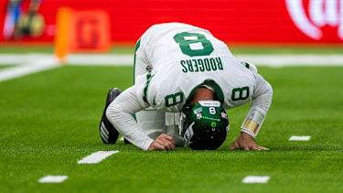 New York Jets quarterback Aaron Rodgers (8) mit einer Verletzung bei einem NFL-Spiel.