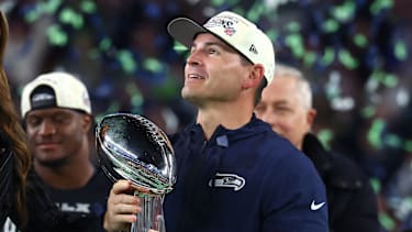 Head Coach Mike Macdonald von den Seattle Seahawks feiert mit der Vince Lombardi Trophy nach dem Sieg im Super Bowl LX gegen die New England Patriots im Levi’s Stadium in Santa Clara