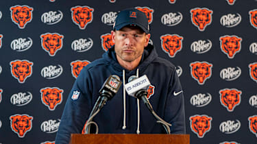 Head Coach Ben Johnson von den Chicago Bears beantwortet nach einem NFL-Spiel Fragen bei einer Pressekonferenz.