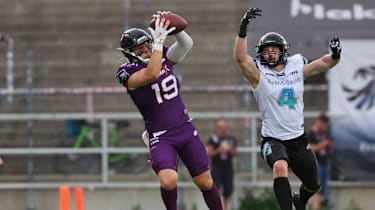 Erfolgreicher Catch von Wide Receiver Nico Strohmann der Frankfurt Galaxy im EFA-Spiel gegen die Munich Ravens.