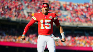 Chiefs-Quarterback Patrick Mahomes jubelt im Stadion.