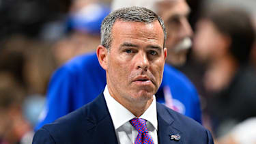 General Manager Brandon Beane von den Buffalo Bills reagiert vor dem NFL-Spiel gegen die Atlanta Falcons im Mercedes-Benz Stadium in Atlanta