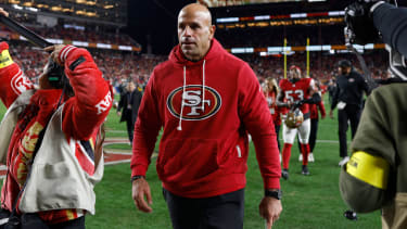 NFL, American Football Herren, USA Chicago Bears at San Francisco 49ers Dec 28, 2025; Santa Clara, California, USA; San Francisco 49ers defensive coordinator Robert Saleh leaves the field after defeating the Chicago Bears at Levi s Stadium. Santa Clara Levi s Stadium California USA, EDITORIAL USE ONLY PUBLICATIONxINxGERxSUIxAUTxONLY Copyright: xSergioxEstradax 20251228_lbm_ea1_116