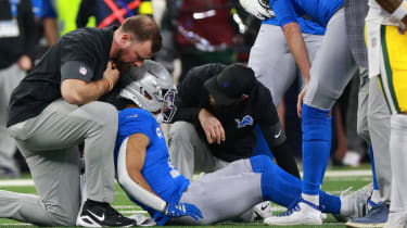 Green Bay Packers vs Detroit Lions DETROIT,MICHIGAN-NOVEMBER 27: Detroit Lions wide receiver Amon-Ra St. Brown 14 is checked for injury during the first half of an NFL, American Football Herren, USA football game between the Green Bay Packers and the Detroit Lions in Detroit, Michigan USA, on Thursday, November 27, 2025 Detroit Michigan United States PUBLICATIONxNOTxINxFRA Copyright: xJorgexLemusx originalFilename:lemus-greenbay251127_npZe0.jpg