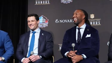Larry Fitzgerald und Luke Kuechly bei einer Pressekonferenz zur Pro Football Hall of Fame 2026
