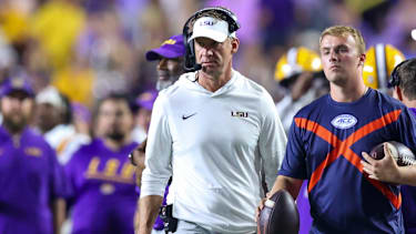 LSU Tigers Head Coach Lane Kiffin bei einem College-Football-Spiel.