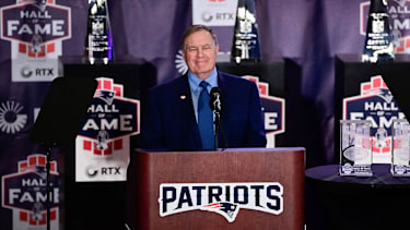 Head Coach Bill Belichick von den New England Patriots hält bei der Aufnahmezeremonie in die Patriots Hall of Fame 2023 im Cross Insurance Pavilion des Gillette Stadium eine Rede.