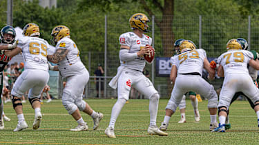 Dresden Monarchs Quarterback Rocky Lombardi und die Offensive Line im Spiel gegen die Kiel Baltic Hurricanes.