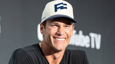 Tom Brady beantwortet Fragen während der Pressekonferenz zum Fanatics Flag Football Classic im BMO Stadium in Los Angeles, Kalifornien