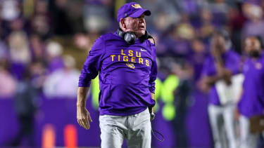 October 25, 2025: LSU Head Coach Brian Kelly calls over a player during NCAA, College League, USA football game action between the Texas A&M Aggies and the LSU Tigers at Tiger Stadium in Baton Rouge, LA. CSM Baton Rouge USA - ZUMAc04_ 20251025_zma_c04_530 Copyright: xJonathanxMailhesx