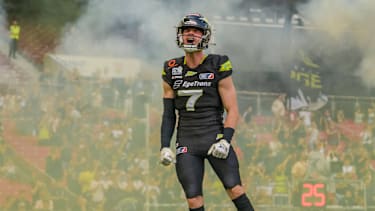 Stuttgart Surge Spieler Louis Geyer (#07) läuft beim Einlauf ins Stadion vor dem ELF Championship Game gegen die Vienna Vikings in der MHP Arena in Stuttgart, Deutschland
