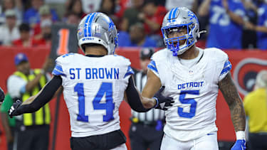 Detroit Lions Running Back David Montgomery (#5) feiert seinen Touchdown gemeinsam mit Wide Receiver Amon-Ra St. Brown (#14) im dritten Viertel gegen die Houston Texans im NRG Stadium in Houston, Texas