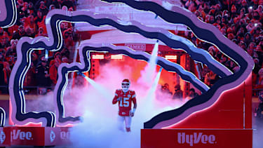 Quarterback Patrick Mahomes von den Kansas City Chiefs wird vor dem NFL-Spiel gegen die Houston Texans im Arrowhead Stadium in Kansas City vorgestellt