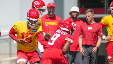 Quarterback Patrick Mahomes von den Kansas City Chiefs übergibt den Ball an Running Back Kenneth Walker III während des Mandatory Minicamps auf dem Trainingsgelände der Chiefs in Kansas City, Missouri (NFL, USA)