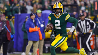 Packers-Quarterback Malik Willis mit der Nummer 2 läuft mit dem Ball.