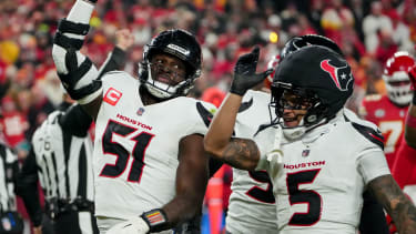 Houston Texans defensive end Will Anderson Jr. (links) feiert mit Houston Texans safety Jalen Pitre (rechts)