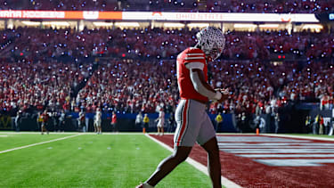 Ohio State Buckeyes Defensive Back Caleb Downs (#2) während der Spieler-Vorstellung vor dem Big Ten Championship Game gegen die Indiana Hoosiers im Lucas Oil Stadium in Indianapolis, Indiana